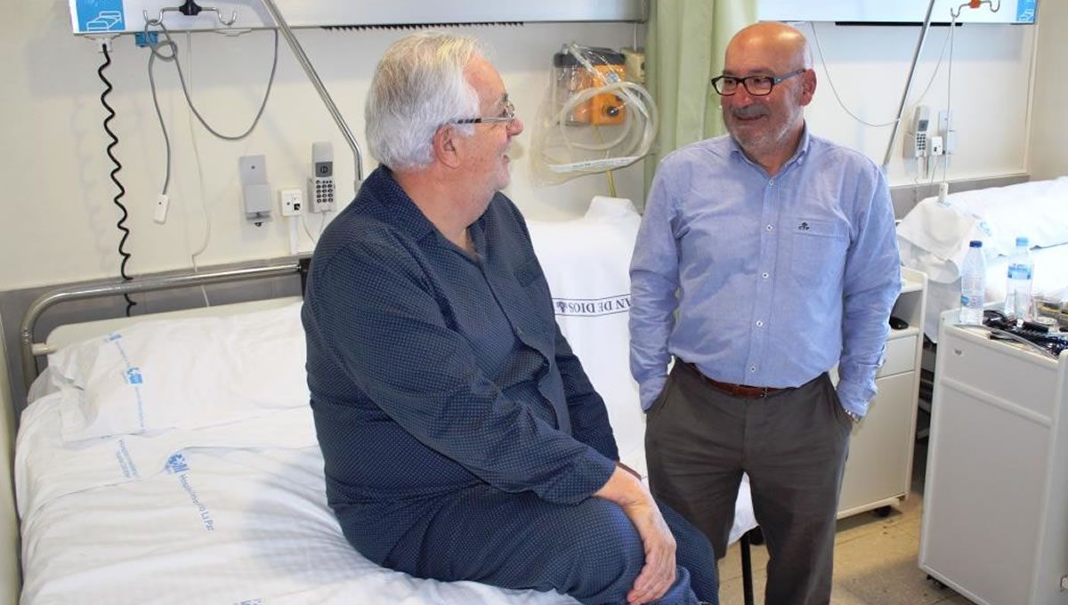 Un paciente ingresado recibe la visita de un paciente experto en La Paz (Madrid)