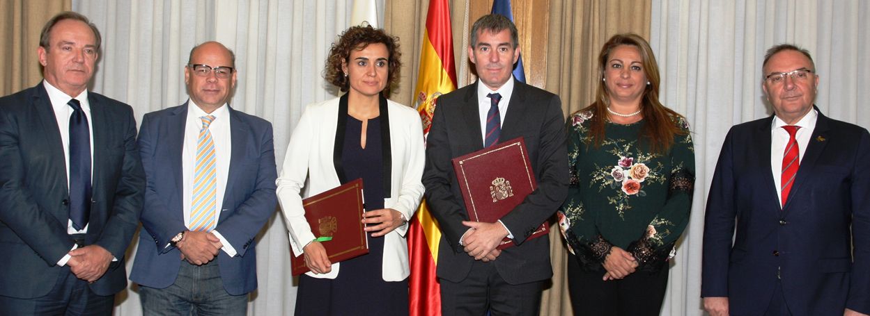 La ministra de Sanidad, Dolors Montserrat y el presidente de Canarias, Fernando Clavijo junto a otros representantes de ambas Administraciones