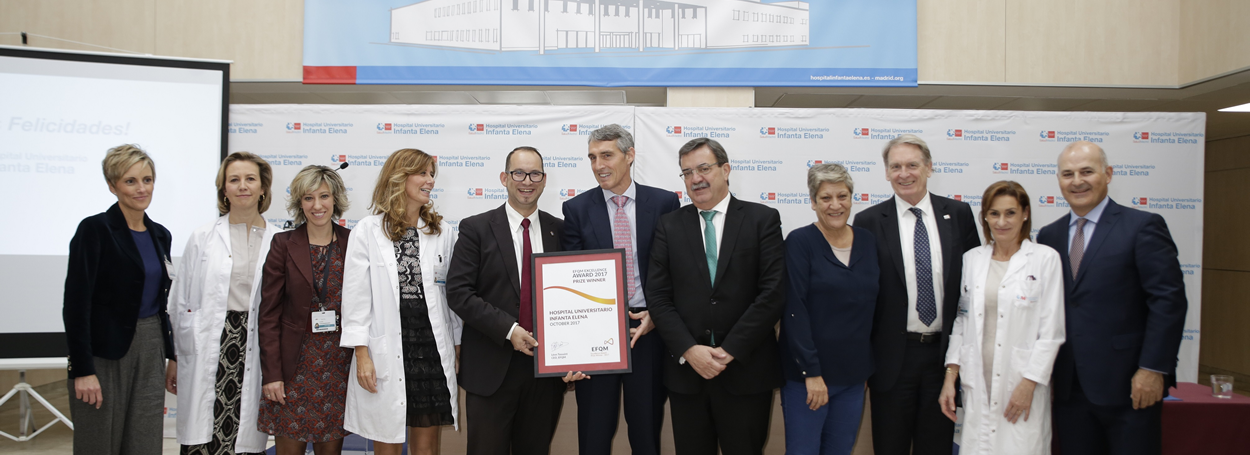 Foto de familia con el premio EFQM, León Toissant. CEO del Organismo Europeo EFQM y  Manuel Molina, viceconsejero de la Consejería de Sanidad de la Comunidad de Madrid.