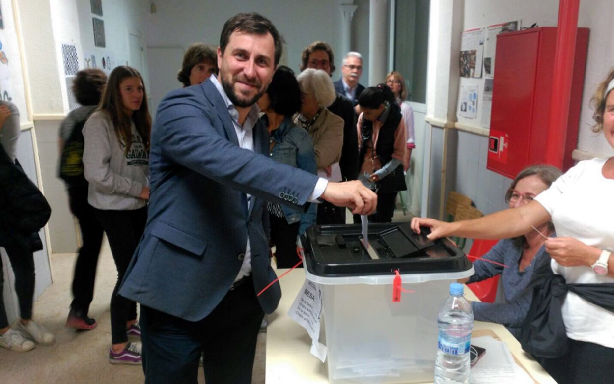 El exconsejero Antoni Comín votando durante el referéndum ilegal del 1-O.