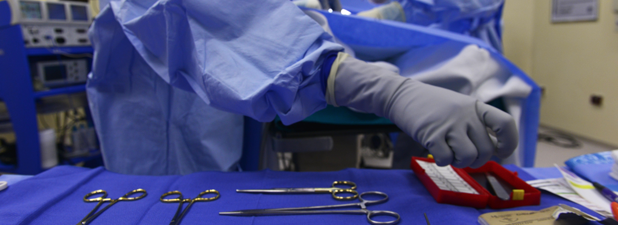 La operación se ha llevado a cabo mediante el injerto del dedo gordo del pie del paciente a su mano, mientras que en el pie se ha desplazado el segundo dedo hacia la posición del trasplantado.
