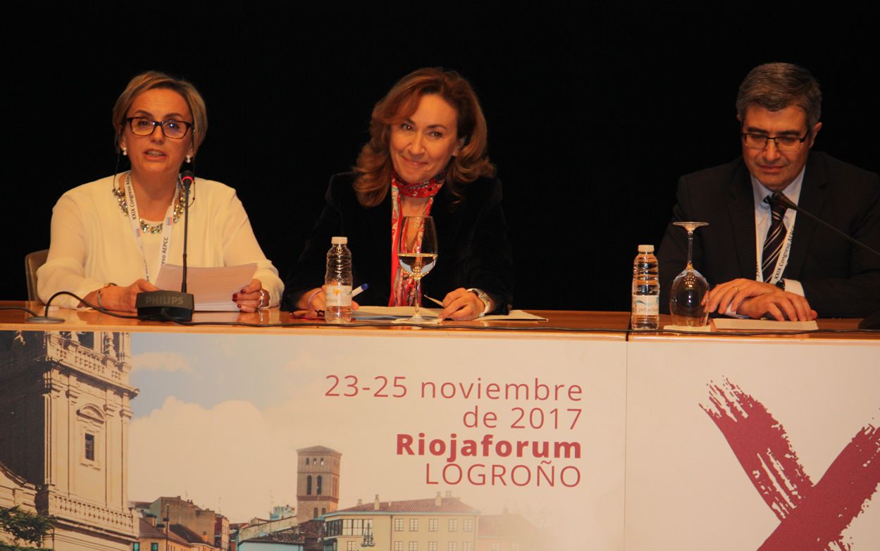 La consejera de Salud de La Rioja, María Martín, en el centro de la imagen