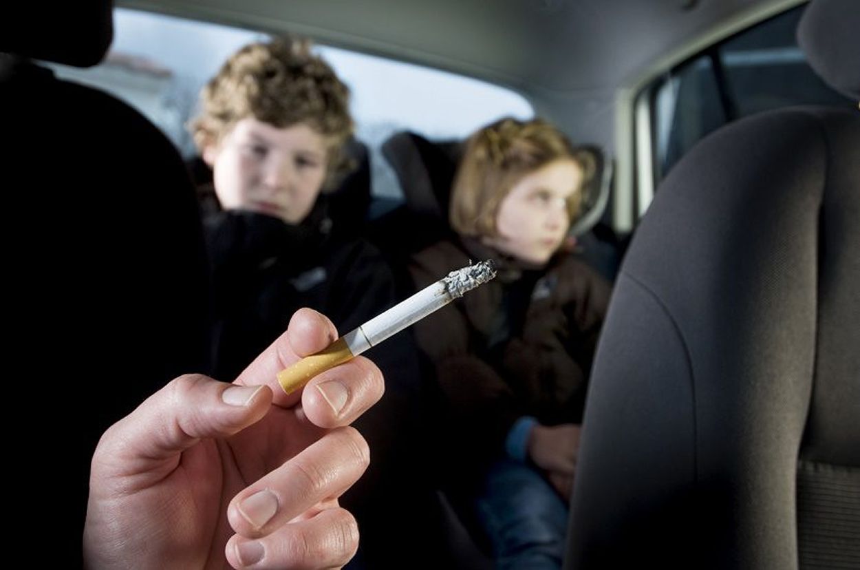 Piden prohibir fumar en espacios donde haya menores