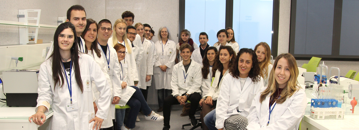 Los estudiantes del Grado en Farmacia y Veterinaria de la CEU UCH han comenzado ya a prepararse para ser los formadores que dirijan los experimentos con alumnos de colegios e institutos valencianos. 