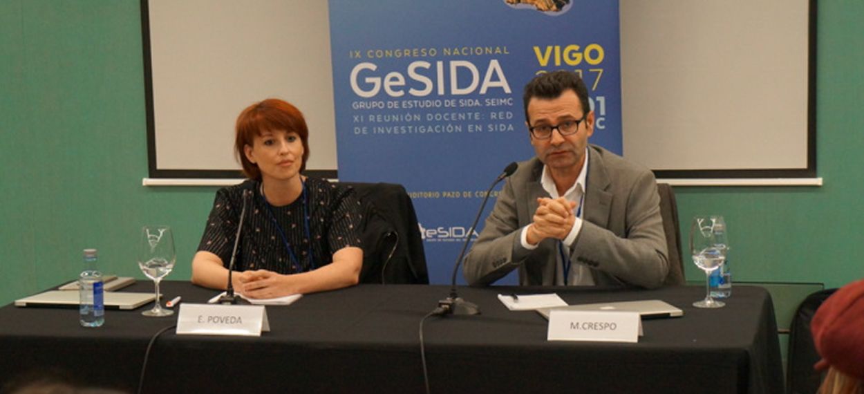 Los doctores Eva Poveda y Manuel Crespo, co presidentes del IX Congreso Nacional de GeSIDA, durante la presentación del mismo a los medios de comunicación