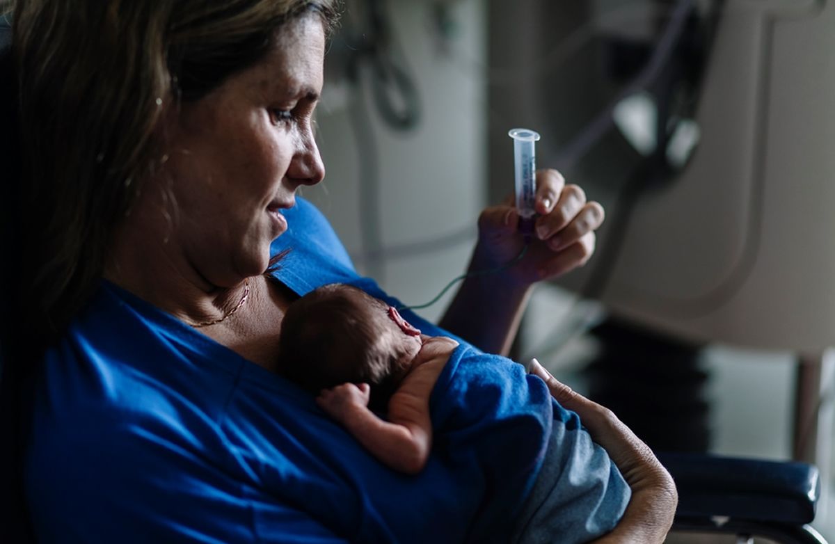 Elena de la Varga, bebé prematuro, junto a su madre, autora de la foto. Esta y otras imágenes pertenecen a una exposición que se encuentra en el vestíbulo del Hospital Materno Infantil.