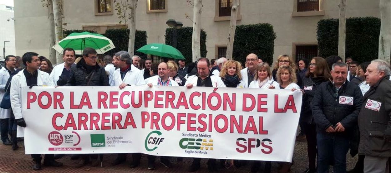Los sanitaros de Murcia se movilizaron este miércoles ppara pedir la reactivación de la carrera profesional