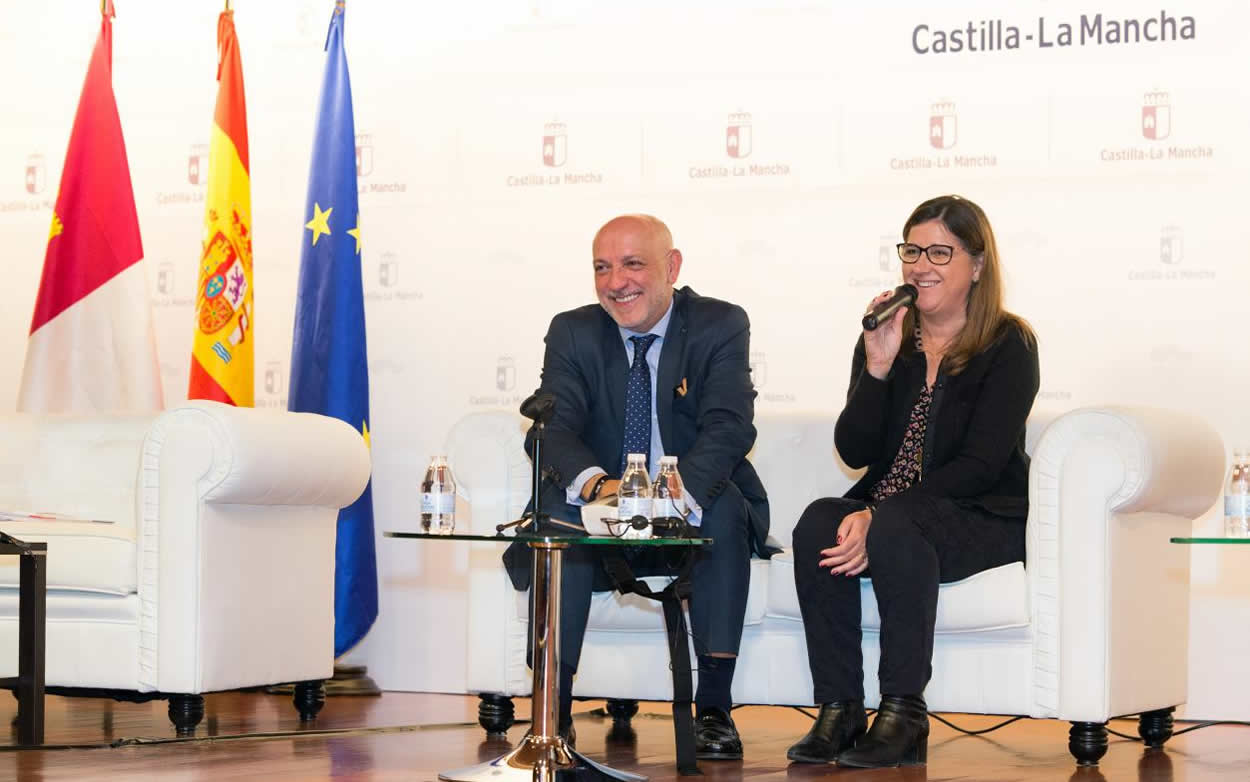 Rodrigo Gutiérrez y Regina Leal, durante su intervención