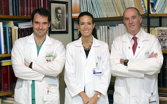 La doctora Esther Carbó (centro), junto con los doctores Pablo Sanz (izq.) y Javier Vaquero (der.).
