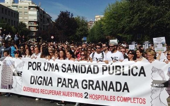 Miles de personas exigen en una manifestación “hospitales completos” en Granada