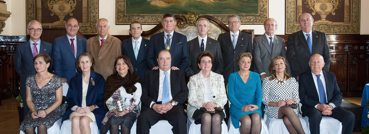 Colegiados que recibieron la Insignia de Oro, junto al Presidente del Colegio de Farmacéuticos de Sevilla.