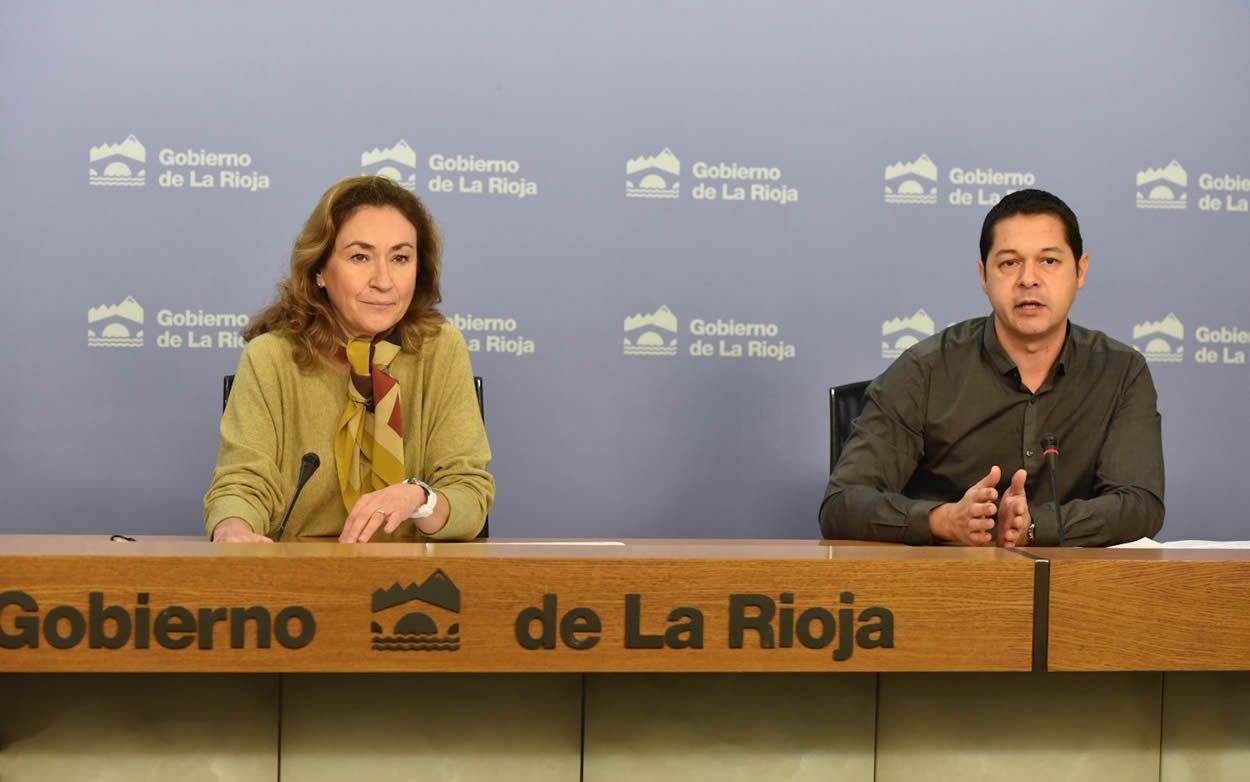 La consejera de Salud de La Rioja, María Martín, y el director técnico del Banco de Sangre de la región, Carlos Sola