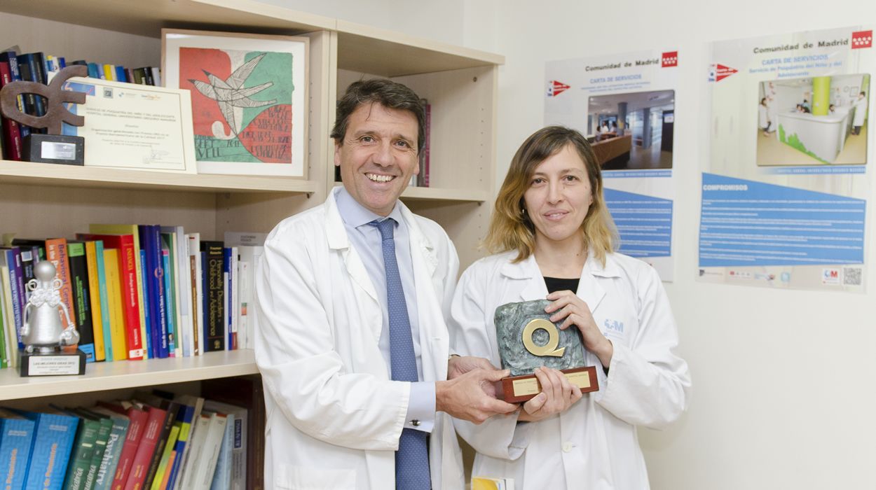 Celso Arango, jefe del Servicio de Psiquiatría del Niño y del Adolescente y la doctora Carmen Moreno sosteniendo el galardón