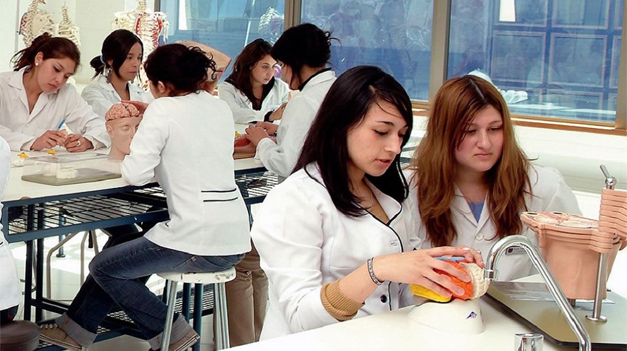 Los estudiantes sanitarios ven más oportunidades de trabajo en el extranjero que en España