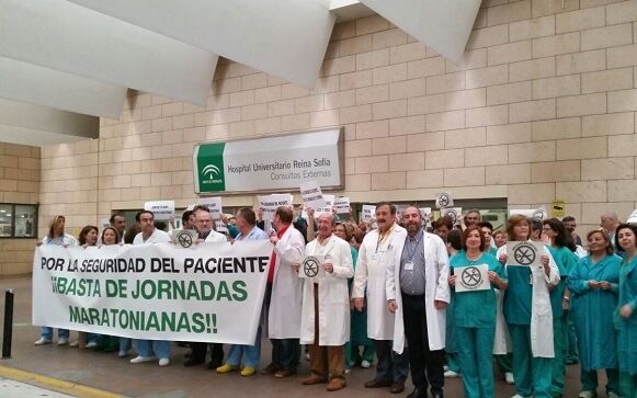 Los sanitarios andaluces exigen a la Junta que aclare cuándo se les aplicará las 35 horas semanales