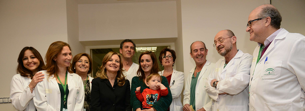 El pequeño intervenido junto a su familia y el equipo de profesionales del Hospital Virgen de las Nieves.