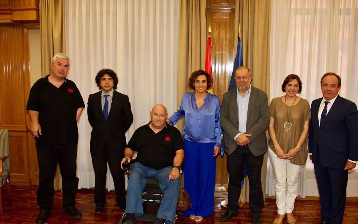 La ministra de Sanidad, Dolors Montserrat, y otros representantes políticos junto a miembros de Avite en un encuentro el pasado mes de julio