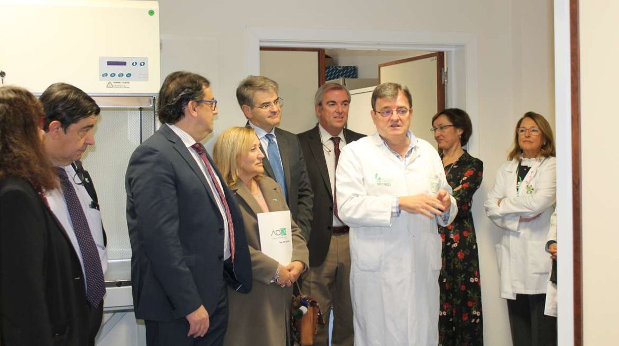 El consejero de Sanidad y Políticas sociales junto a sus acompañantes, durante su visita al complejo hospitalario universitario de Badajoz.