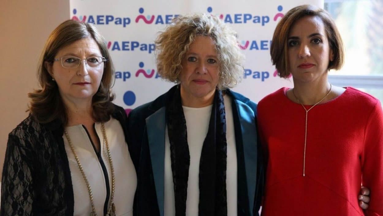 Narcisa Palomino, vicepresidenta de la AEPap; Concepción Sánchez Pina, presidenta de la AEPap; y Adriana Bonezzi, abogada de Di Ubaldo Abogados