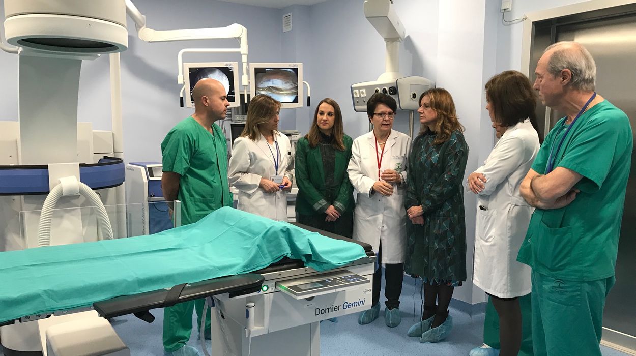 La consejera de salud de Andalucía visitando las instalaciones del nuevo quirófano junto con un equipo sanitario.