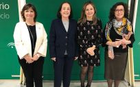 La consejera de Salud de Andalucía, Marina Álvarez, junto a sus acompañantes en la presentación de la nueva Estrategia de Políticas de Formación.