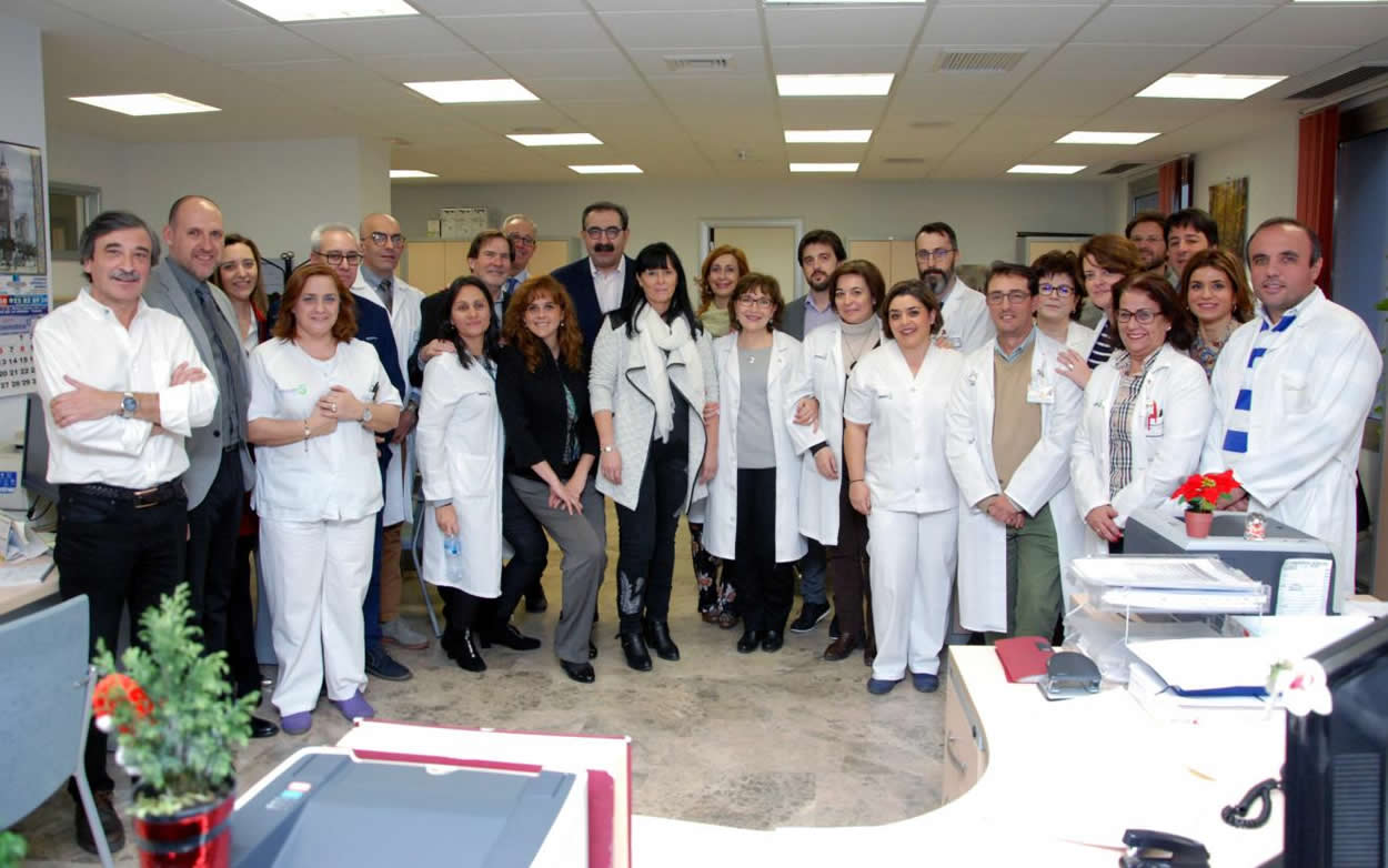 El consejero de Sanidad de Castilla-La Mancha, Jesús Fernández Sanz, junto a los promotores de esta iniciativa