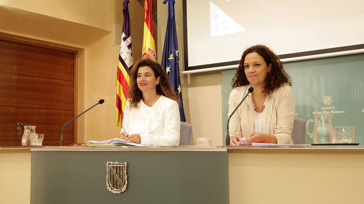 La consejera de Presidencia de Baleares, Pilar Costa y la consejera de Hacienda y Administraciones Públicas, Catalina Cladera
