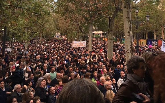 Casi 30.000 personas vuelven a salir a la calle contra la fusión hospitalaria en Granada