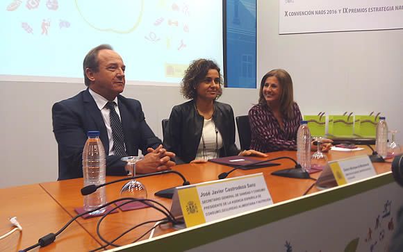 La ministra de Sanidad, Dolors Montserrat (centro), presidiendo la entrega de los IX Premios Estrategia NAOS