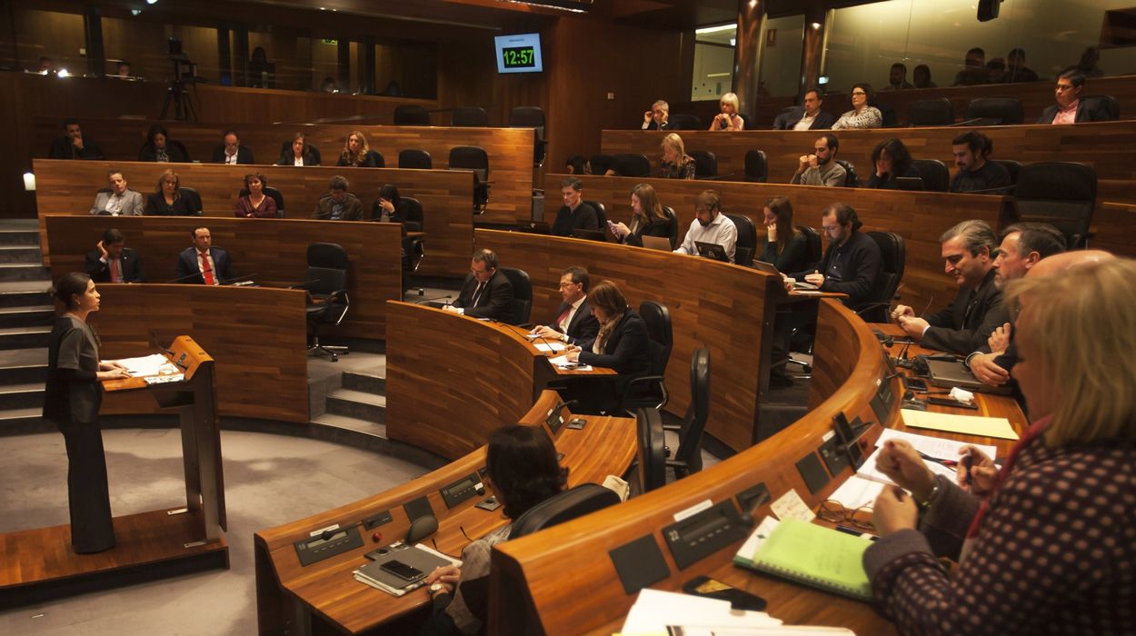 La consejera de Hacienda, Dolores Carcedo, en un momento de la sesión plenaria de la Junta General del Principado de Asturias. Fotos: José Vallina