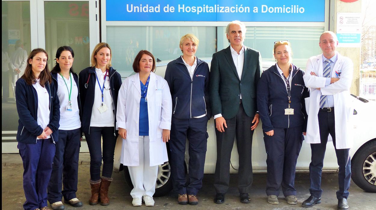 El Consejero de Sanidad Enrique Ruiz Escudero junto a un equipo sanitario en su visita al sistema de Hospitalización a Domicilio.