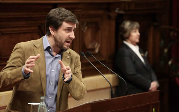 Toni Comín durante una intervención en el Parlamento de Cataluña.