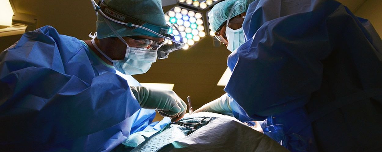 La válvula aórtica sin sutura reduce el tiempo que debe permanecer parado el corazón