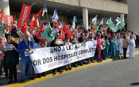 Concentración de los sindicatos en el Hospital Juan Ramón Jiménez / Satse Huelva