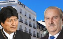 Evo Morales y Serafín Romero, frente a la fachada de la Organización Médica Colegial de España