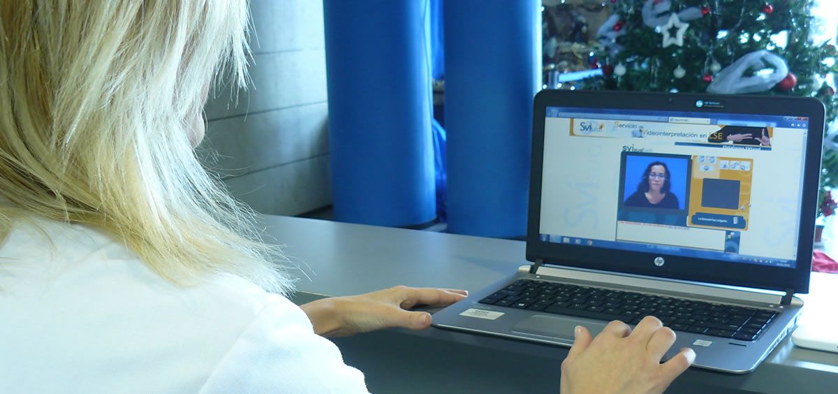 Profesional sanitario utilizando el Sistema S VISUAL de interpretación automática del lenguaje de signos en el Hospital de La Ribera