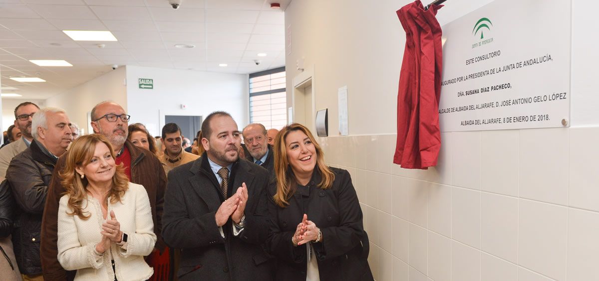 Susana Díaz, junto a miembros de la Consejería de Sanidad, durante la inauguración en el centro de Albaida del Aljarafe