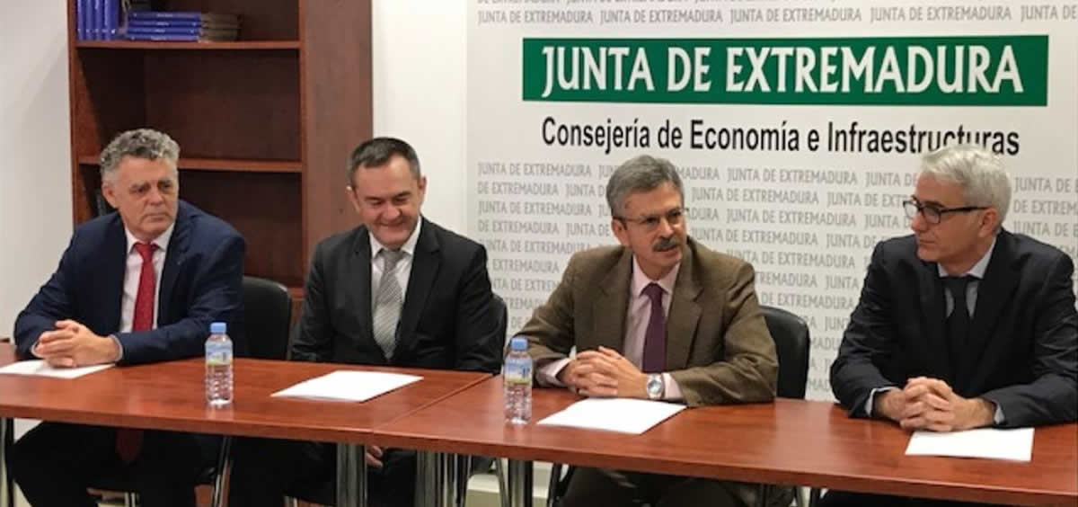 Firma del nuevo convenio de colaboración entre la Junta de Extremadura y Red.es