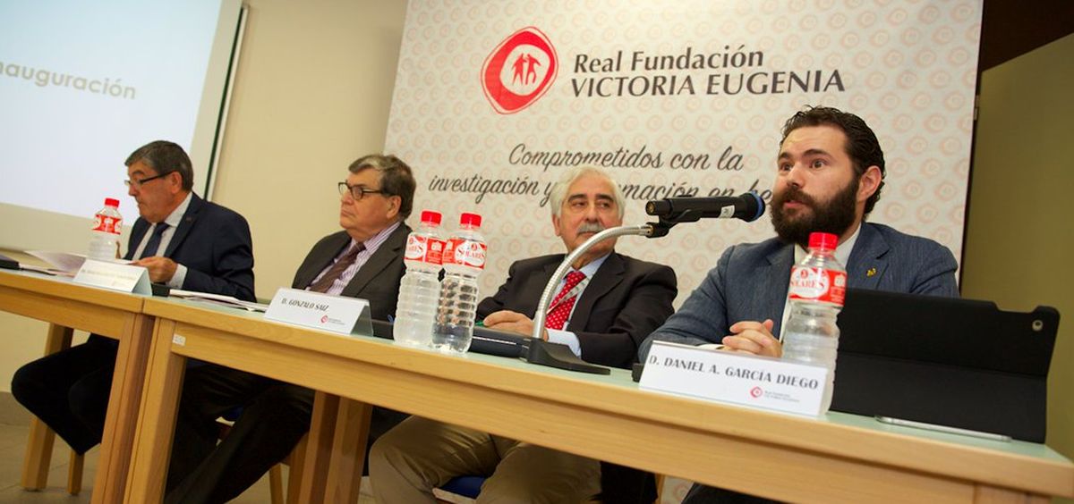 Daniel Aníbal García Diego (primero por la derecha), presidente de Fedhemo durante un acto por la investigación contra la hemofilia