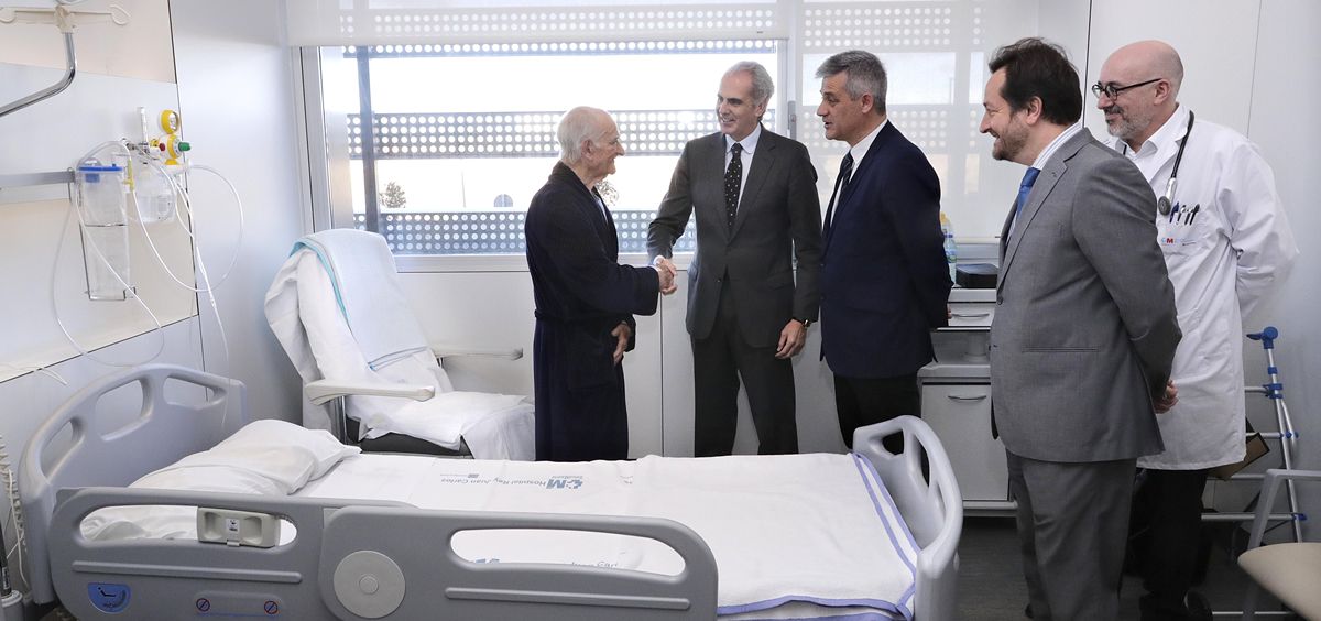 El consejero de Sanidad de Madrid, Enrique Ruiz Escudero durante su visita a los centros hospitalarios