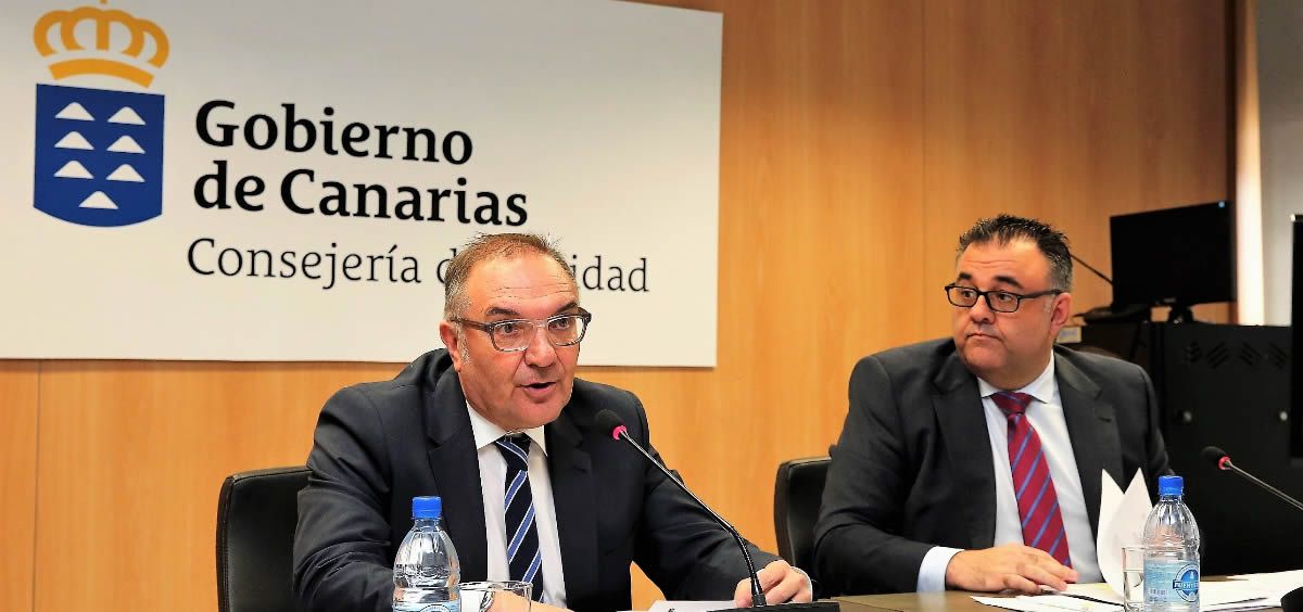 El consejero de Sanidad, José Manuel Baltar, junto al director del Servicio Canario de la Salud, Conrado Domínguez