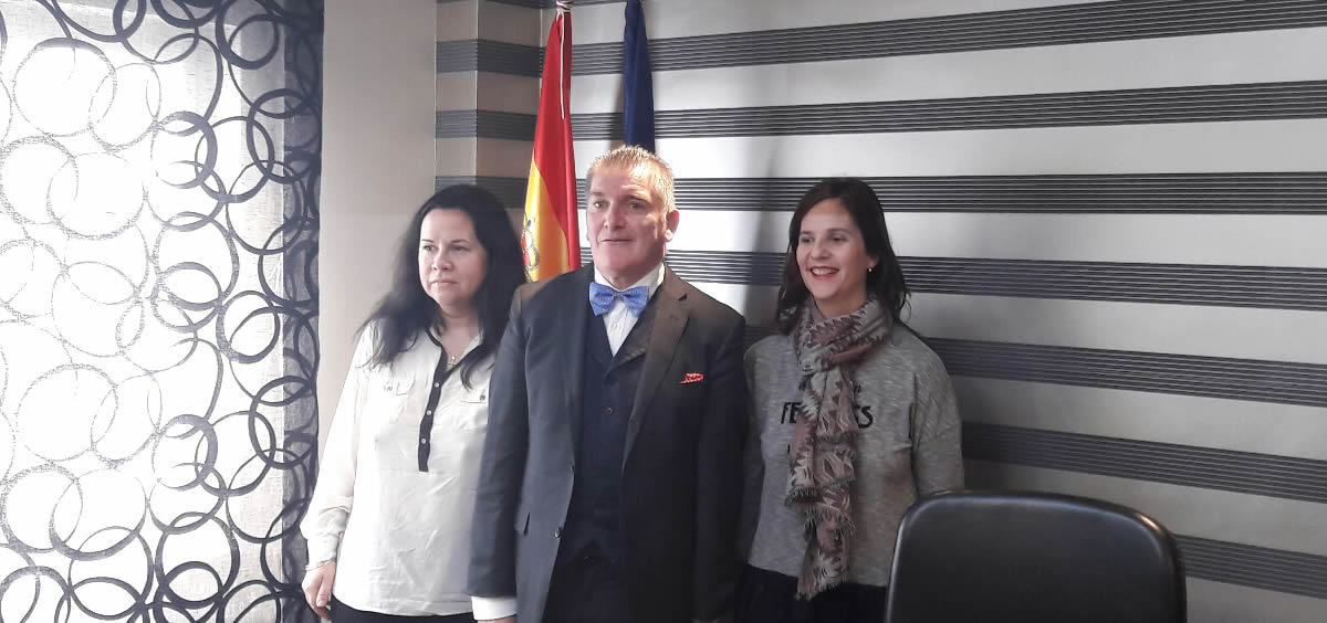El presidente de Adefarma, Cristobal López de la Manzanara, junto con la vicepresidenta, Ana Oliver, y la tesorera, Magdalena Colino.