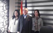 El presidente de Adefarma, Cristobal López de la Manzanara, junto con la vicepresidenta, Ana Oliver, y la tesorera, Magdalena Colino.