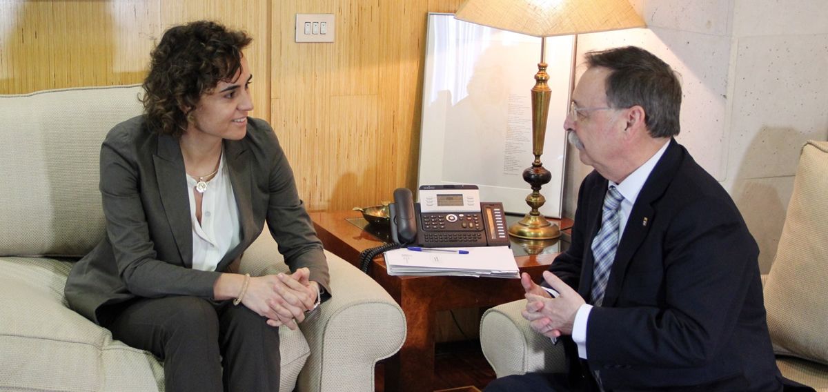 Dolors Montserrat, ministra de Sanidad, junto a Juan Vivas, presidente de la ciudad autónoma de Ceuta.