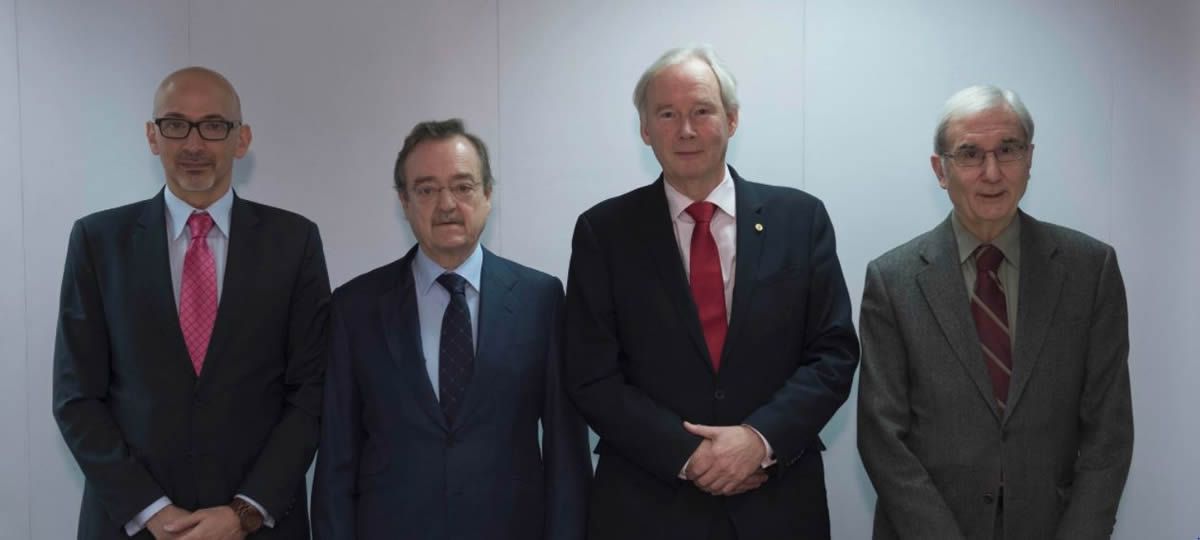 El Dr. Leopoldo Pérez de Isla, el Dr. Carlos Macaya, el Prof. David Wood y el Dr. Pedro Mata