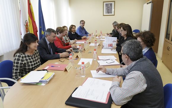 Reunión de la Mesa Sectorial de Sanidad con la consejera María Luisa Real.