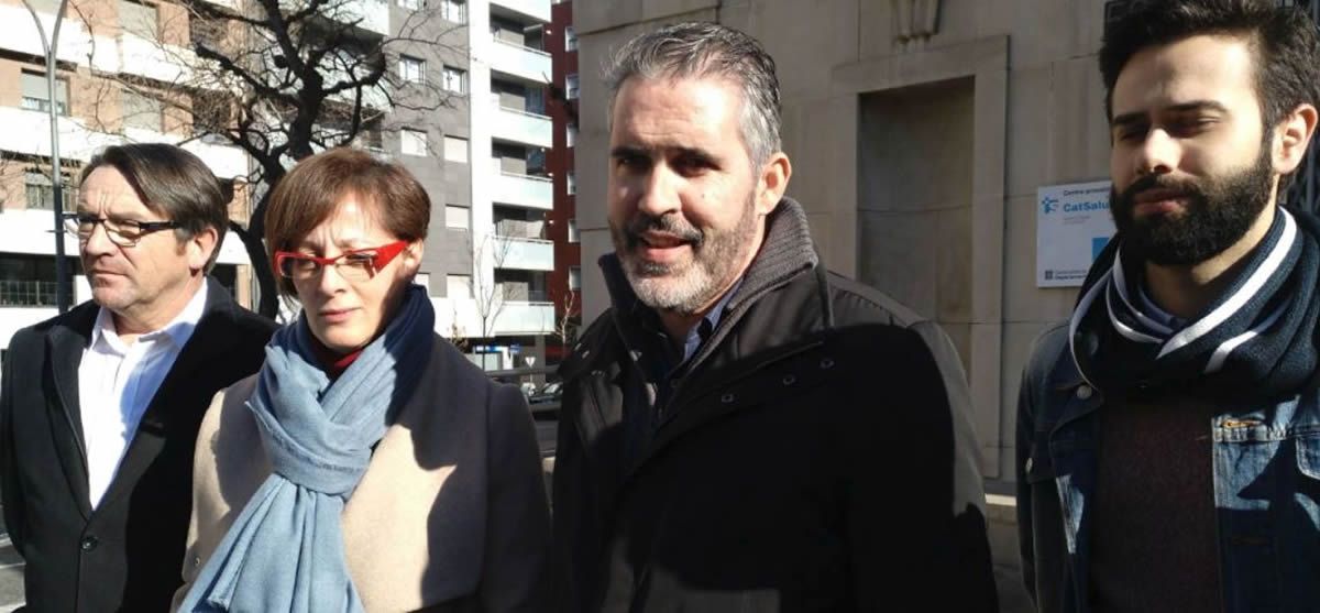 Jorge Soler (tercero por la izquierda) valora a los medios la situación actual de colapsos por la gripe en Lleida.