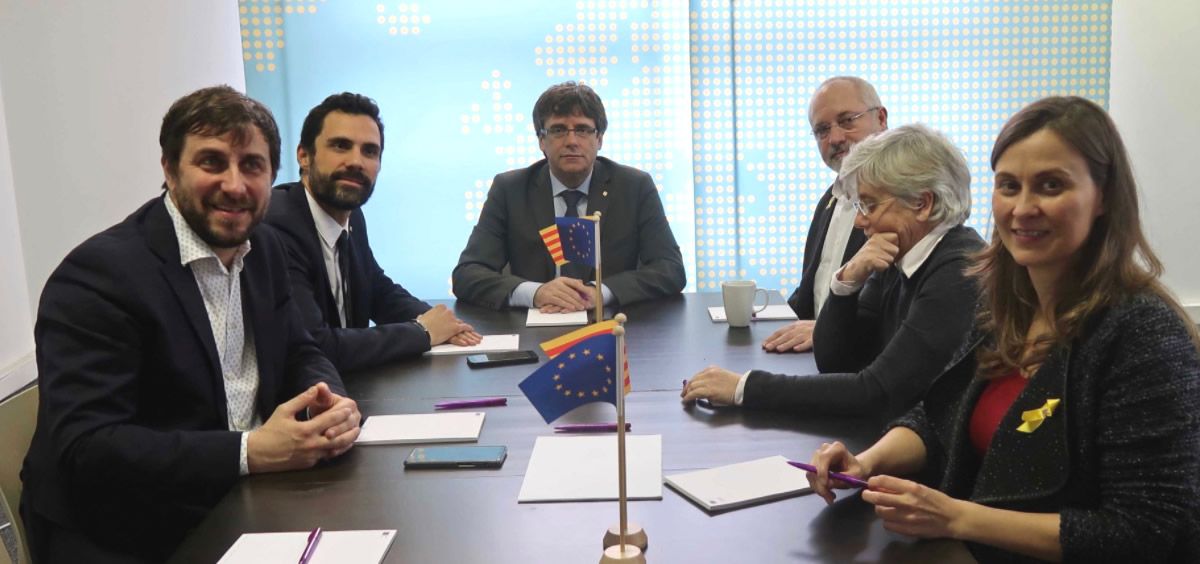 Imagen de la reunión mantenida en Bruselas entre Roger Torrent y los exmiembros de la Generalitat (Puigdemont, Comín, Puig, Ponsatí y Serret)