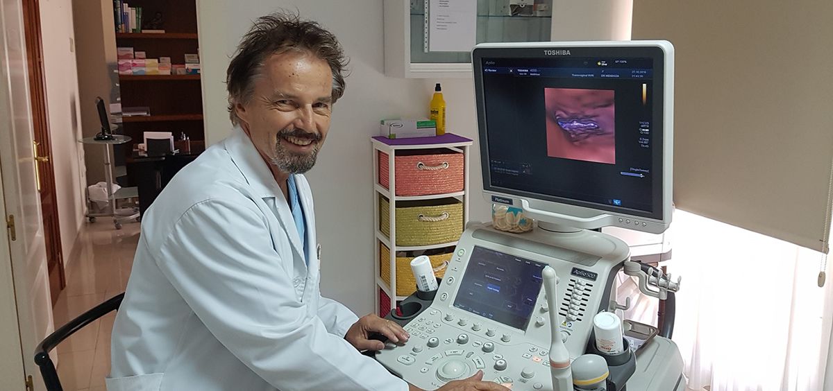 El doctor Jan Tesarik analizando imágenes virtuales en la pantalla del ecógrafo pequeña