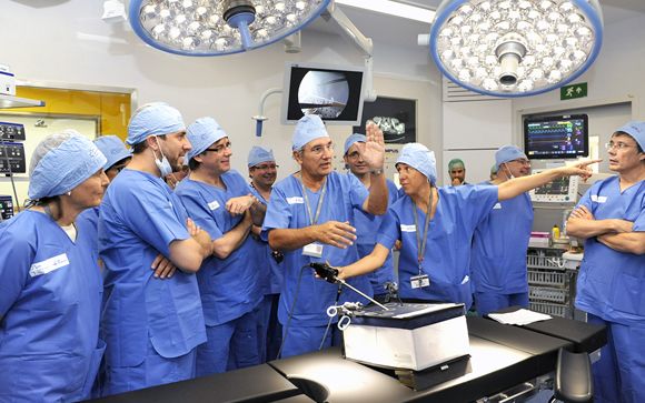 El presidente de Cataluña, Carles Puigdemont y el consejero de Sanidad, Toni Comín, durante su vista al nuevo bloque quirúrgico del hospital Vall d'Hebrón.